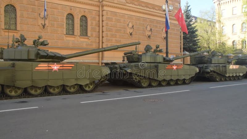 Colonna dei carri armati che preparano per la parata di vittoria