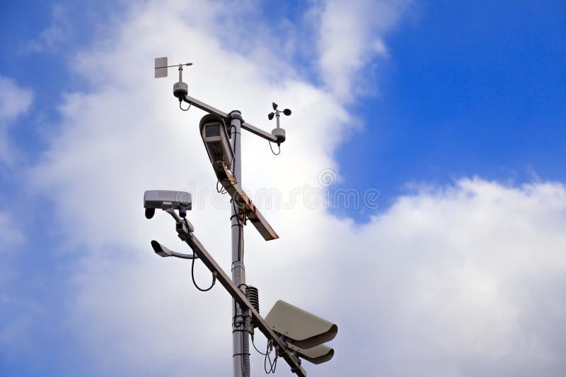 Colonna del ghisa grigio con le videosorveglianze ed il controllo di velocità sopra immagini stock Colonna del ghisa grigio con le videosorveglianze ed il controllo di velocità sopra immagini stock