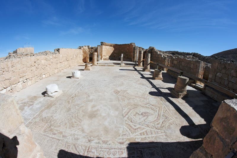 Zuilengang van de ruïnes van een oud tempel royalty-vrije stock afbeelding