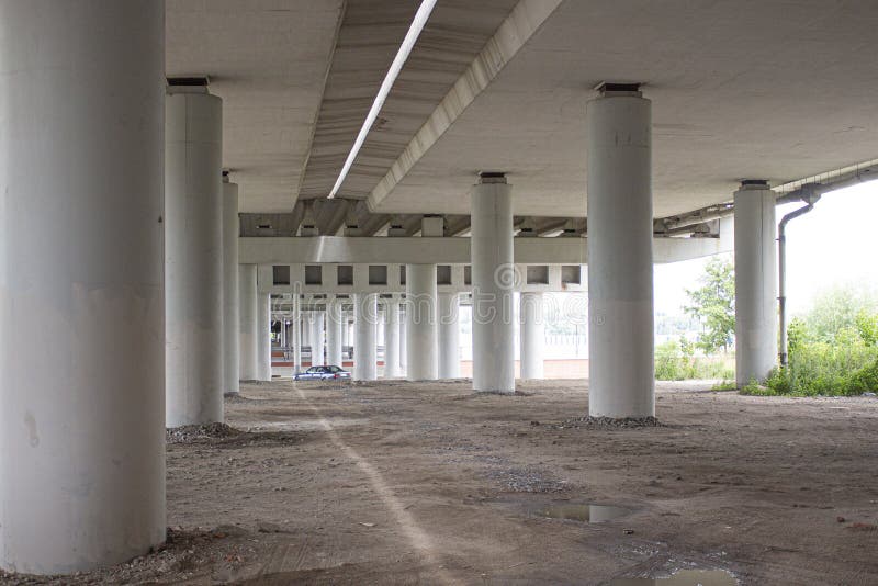 Colonne concrete bianche del ponte vista dal basso del ponte fotografia stock libera da diritti Colonne concrete bianche del ponte vista dal basso del ponte fotografia stock libera da diritti