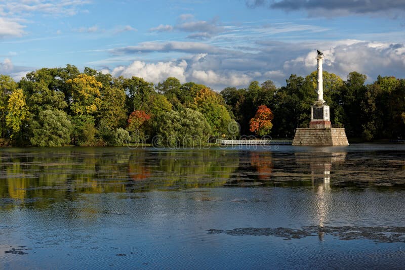 Colonne de Chesme en parc de Catherine, St Petersburg, Russie photographie stock Colonne de Chesme en parc de Catherine, St Petersburg, Russie photographie stock