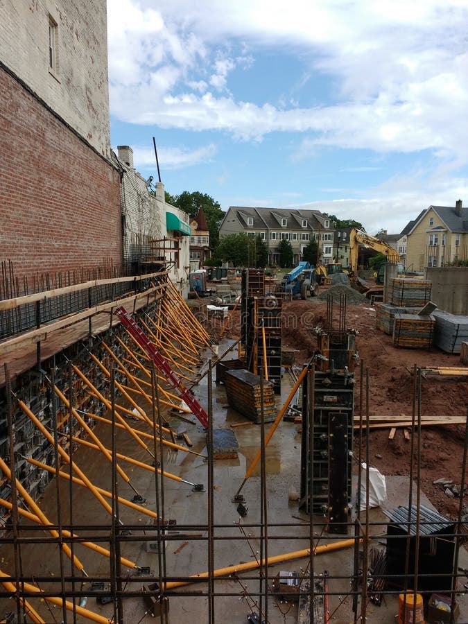 Colonne del cemento armato ad un cantiere, Rutherford, NJ, U.S.A. fotografia stock Colonne del cemento armato ad un cantiere, Rutherford, NJ, U.S.A. fotografia stock