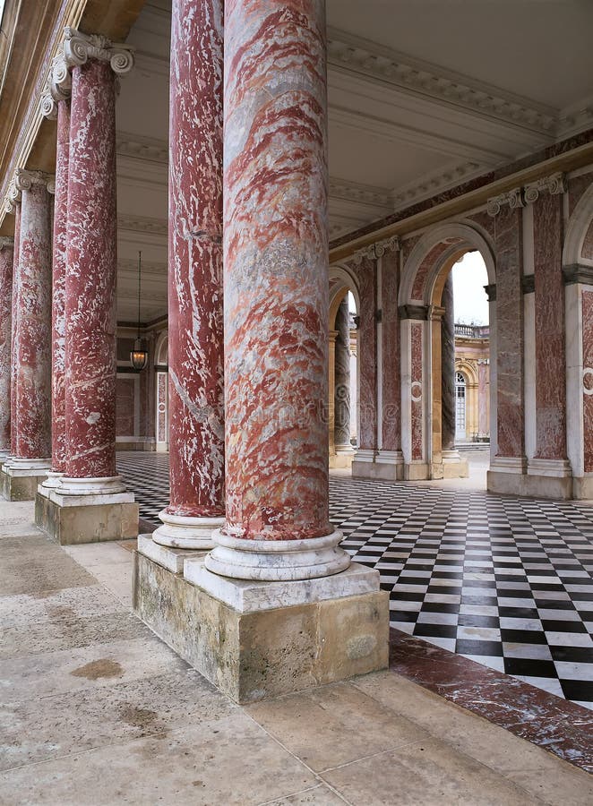 Colonne di marmo nel Trianon al palazzo di Versailles immagine stock Colonne di marmo nel Trianon al palazzo di Versailles immagine stock