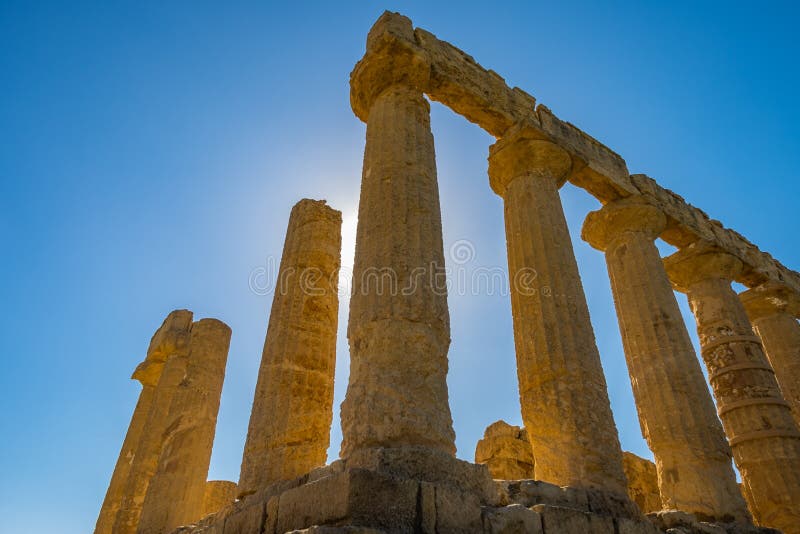 Colonne doriche della colonnato, tempio del greco antico di rovine di Juno, architettura antica Agrigento, Sicilia fotografia stock libera da diritti Colonne doriche della colonnato, tempio del greco antico di rovine di Juno, architettura antica Agrigento, Sicilia fotografia stock libera da diritti