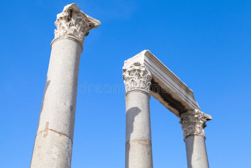 Colonne e frammento antichi del portico su cielo blu fotografie stock libere da diritti Colonne e frammento antichi del portico su cielo blu fotografie stock libere da diritti