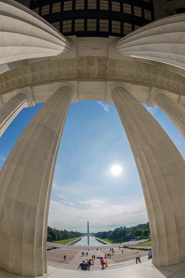 Colonne e George Washington Memorial nel fondo, da Abrah fotografia stock Colonne e George Washington Memorial nel fondo, da Abrah fotografia stock