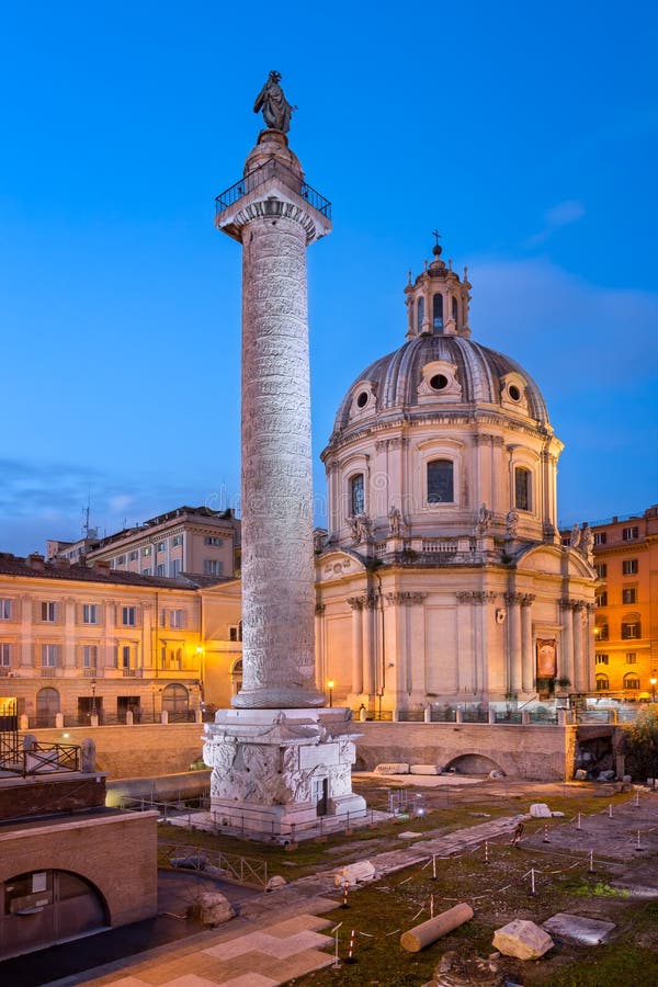 Colonne et Santa Maria di Loreto Church du ` s de Trajan le soir, photo libre de droits Colonne et Santa Maria di Loreto Church du ` s de Trajan le soir, photo libre de droits