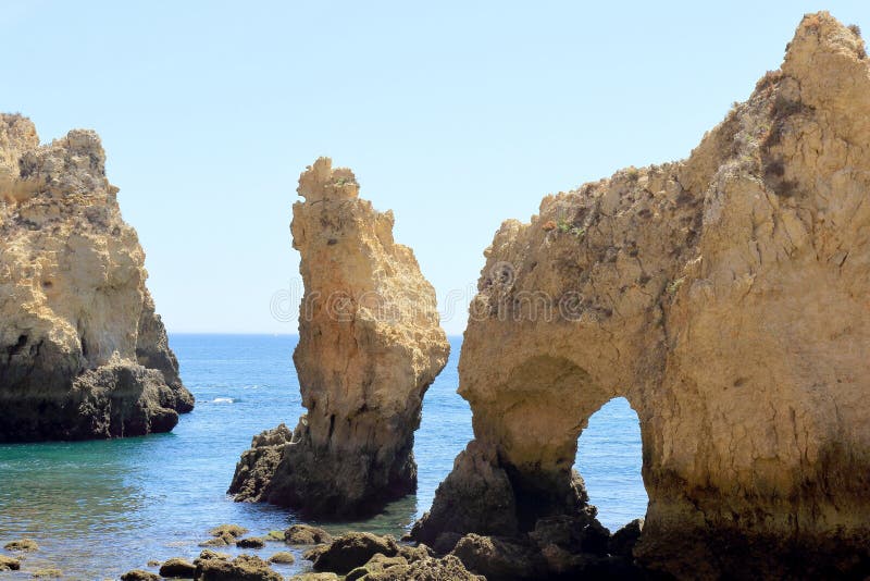 Colonne giganti del calcare al promontorio di Ponta Da Piedade immagine stock Colonne giganti del calcare al promontorio di Ponta Da Piedade immagine stock