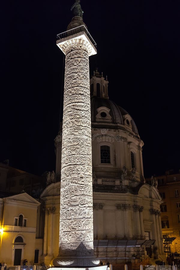 Colonne lumineuse de Trajan sur les forum romains dans la nuit photographie stock Colonne lumineuse de Trajan sur les forum romains dans la nuit photographie stock