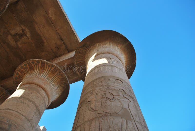 Colonnes antiques dans le temple égyptien photo stock Colonnes antiques dans le temple égyptien photo stock