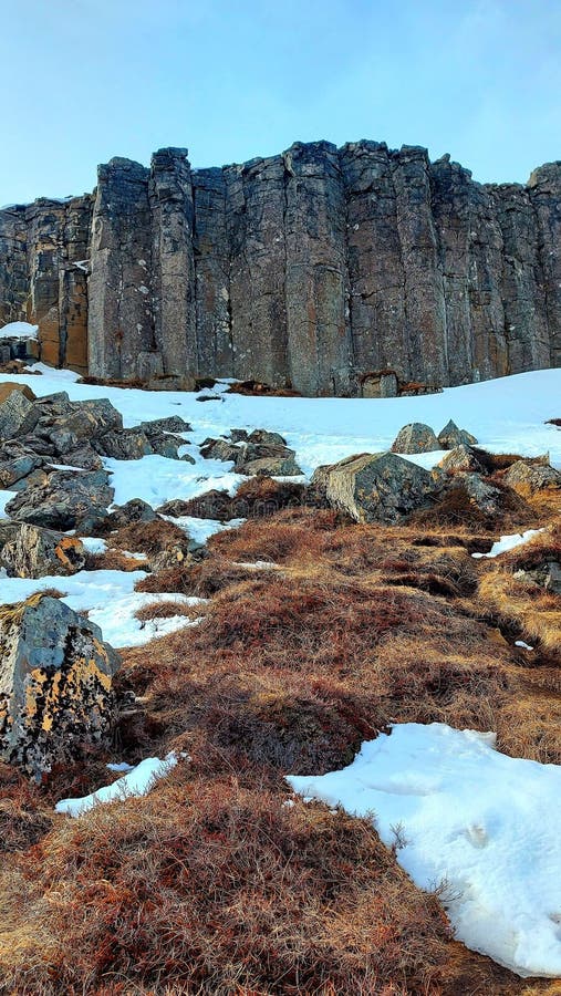 Colonnes de basalte avec neige et mousse en islande photo libre de droits
