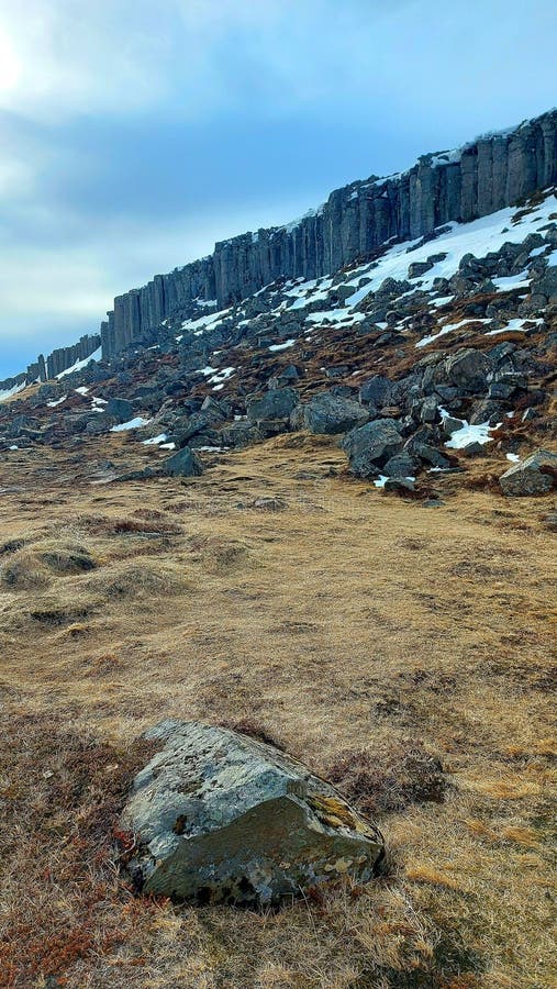 Colonnes de basalte et terrain rocheux en islande images libres de droits