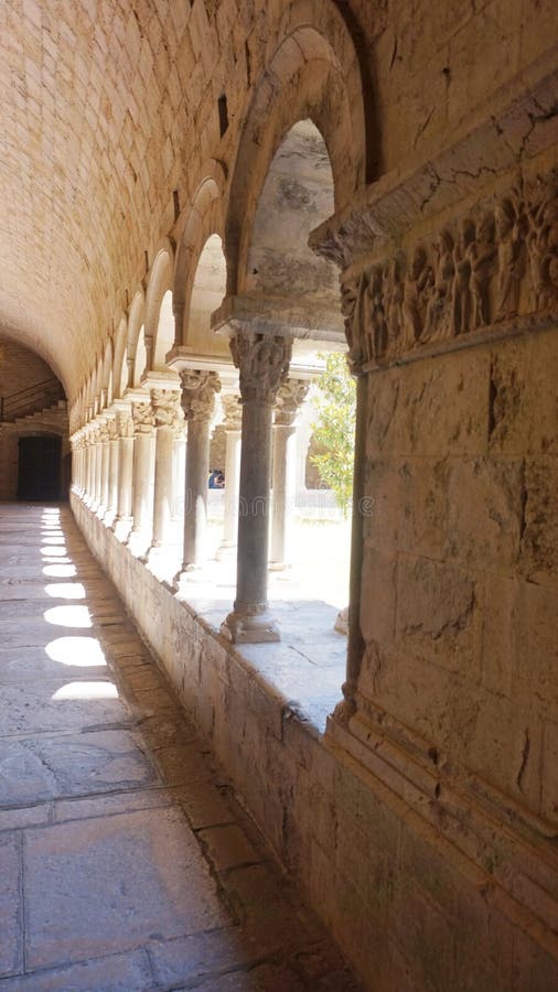 Colonnes enfermant le patio de la maison espagnole photographie stock Colonnes enfermant le patio de la maison espagnole photographie stock