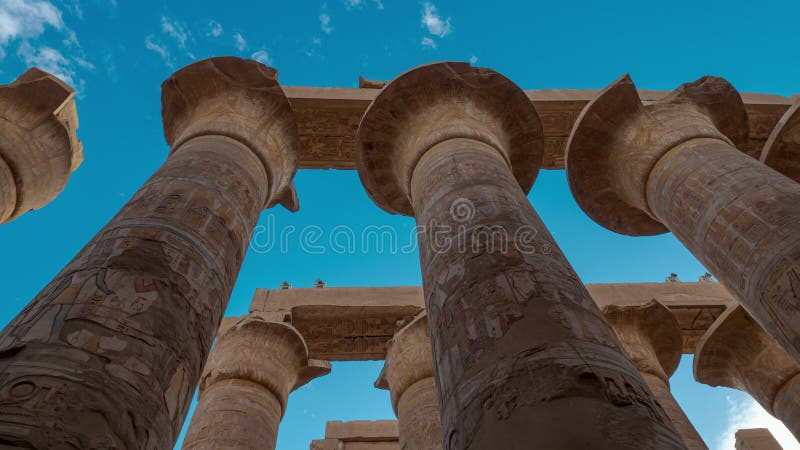 Colonnes papyrus de grande salle hypostyle à karnak. délai