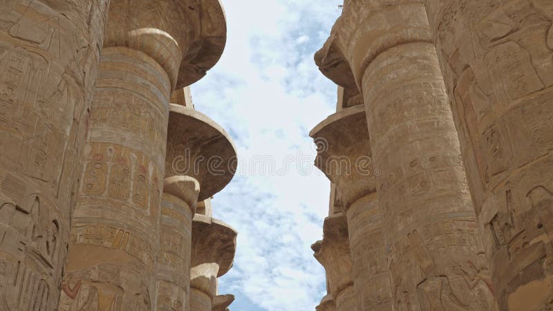 Colonnes papyrus de grande salle hypostyle à karnak