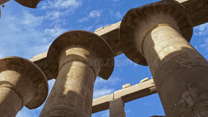 Colonnes papyrus de grande salle hypostyle à karnak