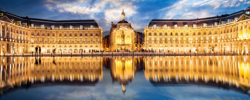 Coloque la bolsa en Burdeos, el espejo del la del agua por la noche Francia. Coloque la bolsa en Burdeos, el espejo por noche, Francia del la del agua