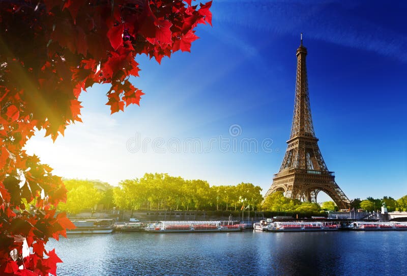 Senna a Parigi con la torre Eiffel in autunno.