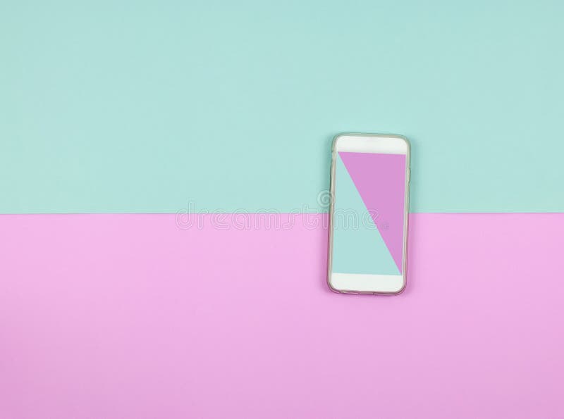 Color azul y rosado en la pantalla elegante del teléfono en fondo coloreado fotos de archivo libres de regalías Color azul y rosado en la pantalla elegante del teléfono en fondo coloreado fotos de archivo libres de regalías