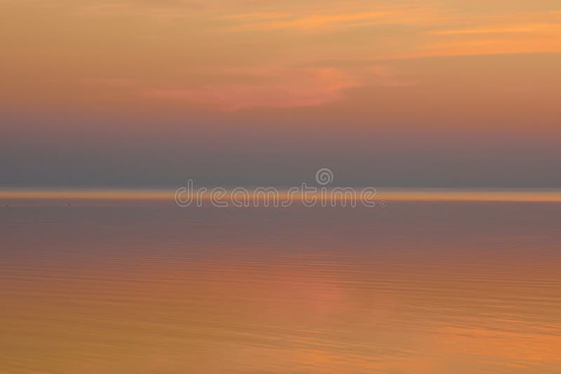 Color claro hermoso de la puesta del sol del fondo sobre el lago imagenes de archivo Color claro hermoso de la puesta del sol del fondo sobre el lago imagenes de archivo