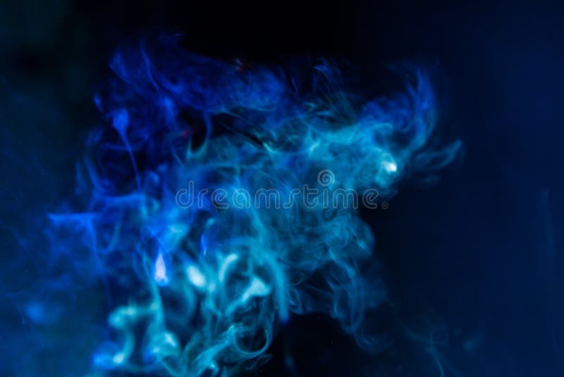 Color de fondo azul del humo borroso del extracto en noche negra niebla que fluye del remolino de la forma libre en el aire fotos de archivo Color de fondo azul del humo borroso del extracto en noche negra niebla que fluye del remolino de la forma libre en el aire fotos de archivo