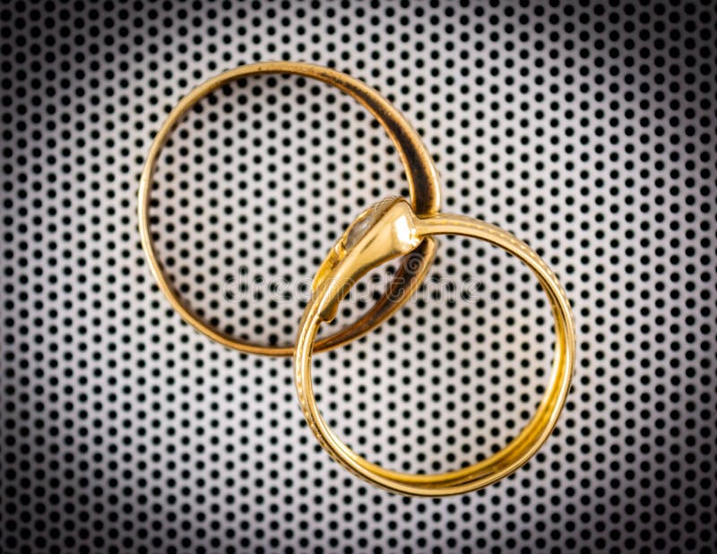 color dorado del anillo de boda de pareja vieja aislado en un contexto de círculo abstracto imágenes de archivo libres de regalías color dorado del anillo de boda de pareja vieja aislado en un contexto de círculo abstracto imágenes de archivo libres de regalías
