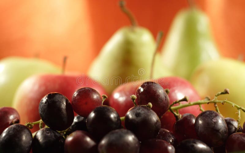 Colore uva, mele un pere sul colore.