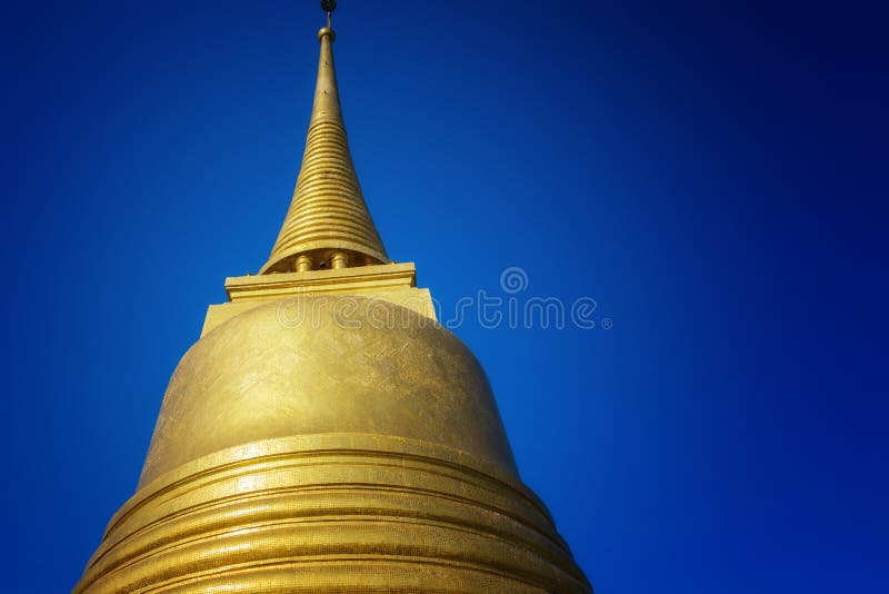 Color oro antiguo de la pagoda en la montaña de oro del templo de Wat Saket imagen de archivo libre de regalías Color oro antiguo de la pagoda en la montaña de oro del templo de Wat Saket imagen de archivo libre de regalías