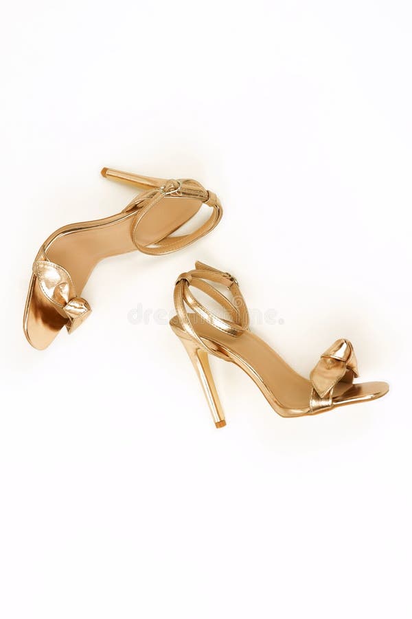 Color Oro De Las Sandalias De Los Zapatos Del Tacón Alto De Las Mujeres Aislado Foto de Imagen de hermoso, dorado: