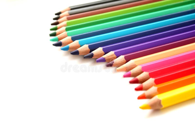 Farebné ceruzky izolované na bielom pozadí.