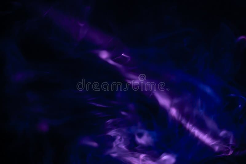 Color púrpura reflectante del proyector, fondo abstracto de textura de humo proyección de haz de luz y brillo en habitación negra fotografía de archivo libre de regalías Color púrpura reflectante del proyector, fondo abstracto de textura de humo proyección de haz de luz y brillo en habitación negra fotografía de archivo libre de regalías