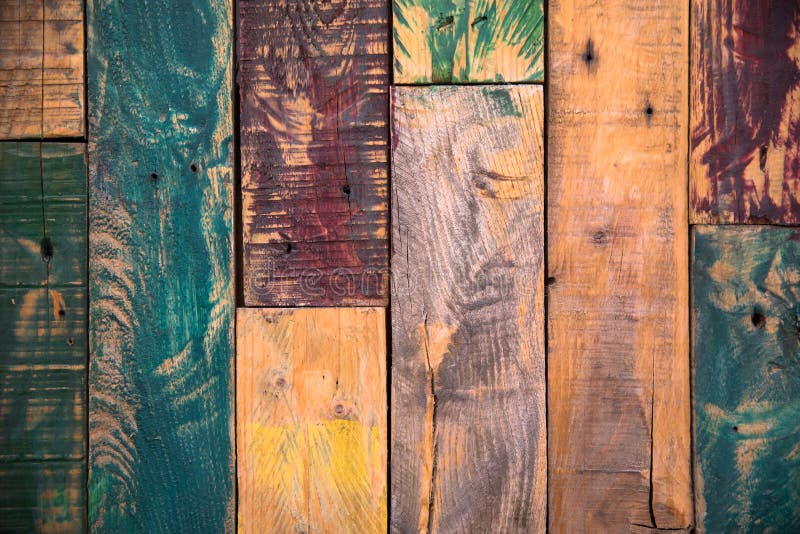 Thưởng thức không gian một thời với hình nền gỗ cổ điển đầy màu sắc và họa tiết tinh tế. Hình ảnh này sẽ mang đến cho bạn cảm giác ấm áp, đặc biệt cho những ai yêu thích phong cách vintage.
