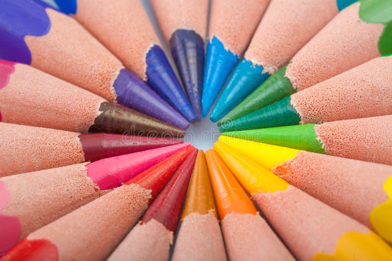 Colora lápis arranjam dentro em cores da roda de cor