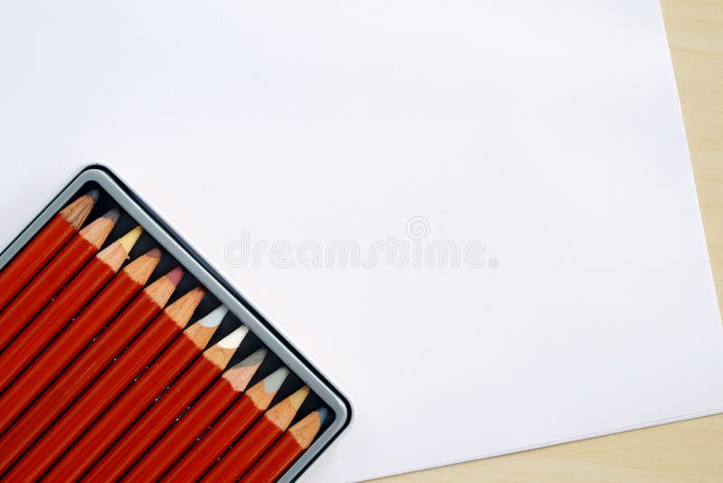 Colora lápis na caixa no fundo do Livro Branco foto de stock Colora lápis na caixa no fundo do Livro Branco foto de stock