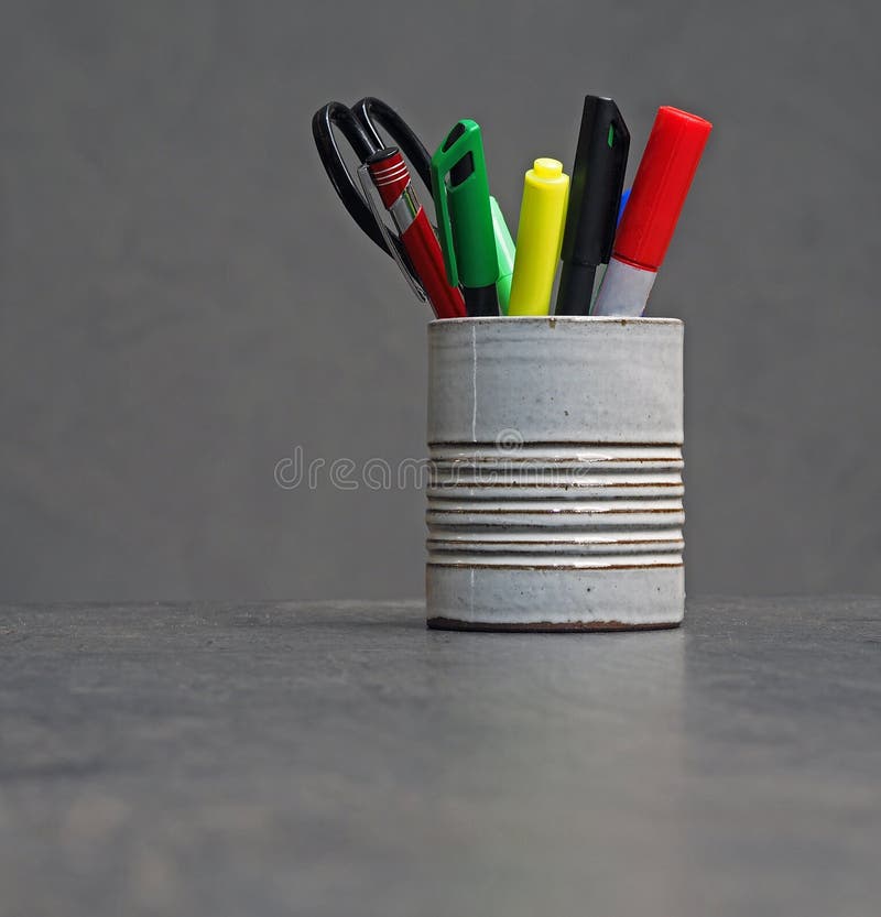 Colora o equipamento de escritório no copo cerâmico cinzento - marcadores, pena e sc foto de stock Colora o equipamento de escritório no copo cerâmico cinzento - marcadores, pena e sc foto de stock