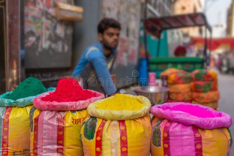 Colorants en poudre colorés de vente non identifiée d'homme utilisés pour le festival de Holi dans l'Inde images libres de droits Colorants en poudre colorés de vente non identifiée d'homme utilisés pour le festival de Holi dans l'Inde images libres de droits