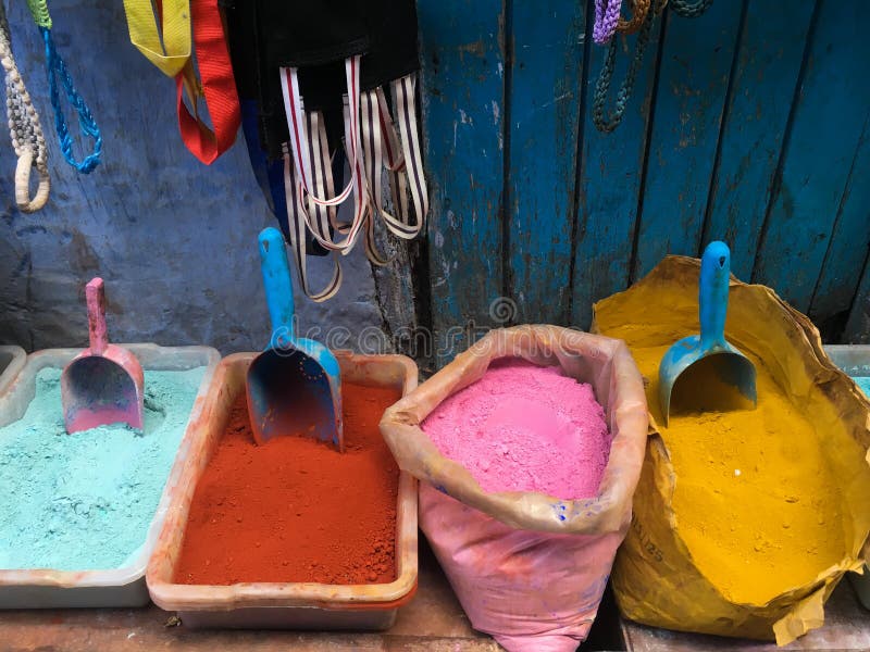 Colorants à vendre sur une rue en Médina de Chefchaouen, Maroc, petite ville au Maroc du nord-ouest image stock Colorants à vendre sur une rue en Médina de Chefchaouen, Maroc, petite ville au Maroc du nord-ouest image stock