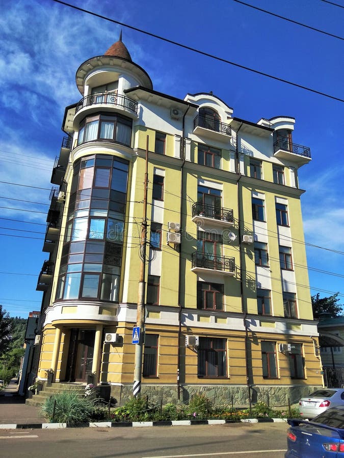 Colore bianco di giallo della casa di Multi-storia con Windows panoramico circolare e un'architettura moderna dei balconi immagini stock libere da diritti