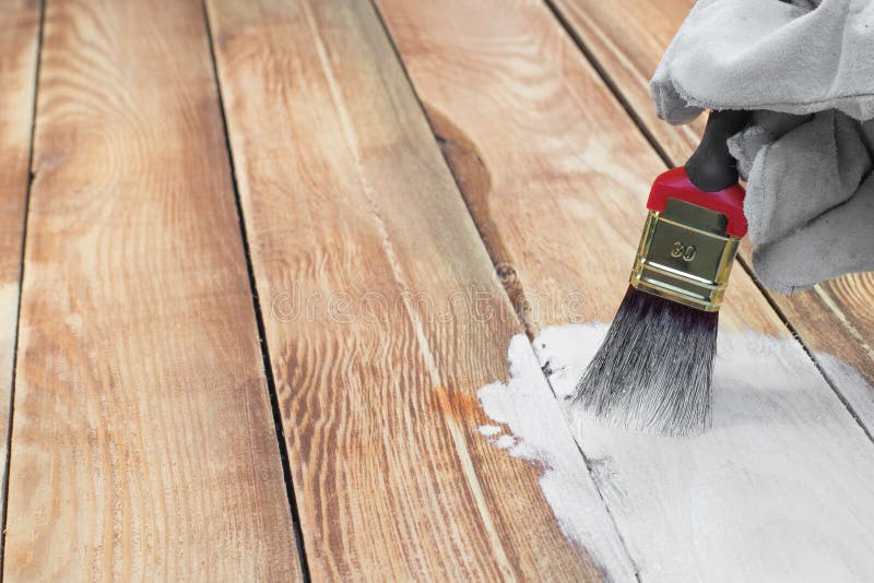 Colore bianco di verniciatura della spazzola della tenuta della mano ... Verniciare il legno di bianco