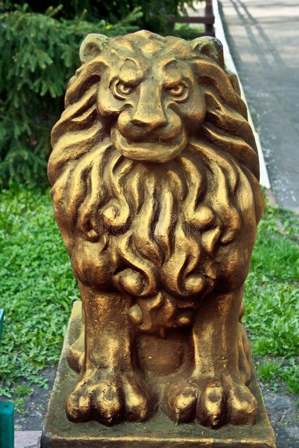 Colore dell'oro della statua del leone fotografie stock