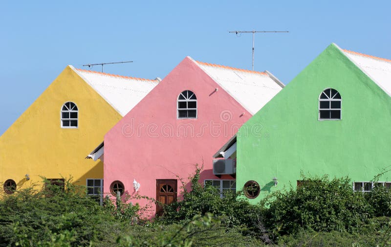 Tři barevné domy v Curacao.