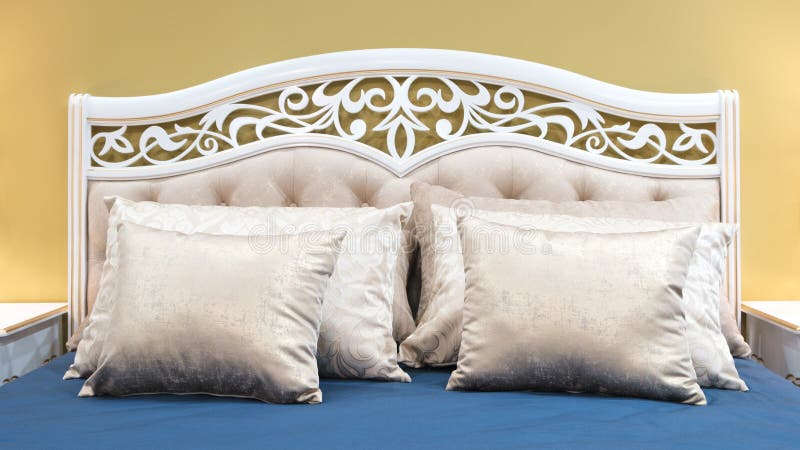 Colores amarillos azules del diseño interior del rosa blanco clásico del dormitorio, almohadas imágenes de archivo libres de regalías Colores amarillos azules del diseño interior del rosa blanco clásico del dormitorio, almohadas imágenes de archivo libres de regalías