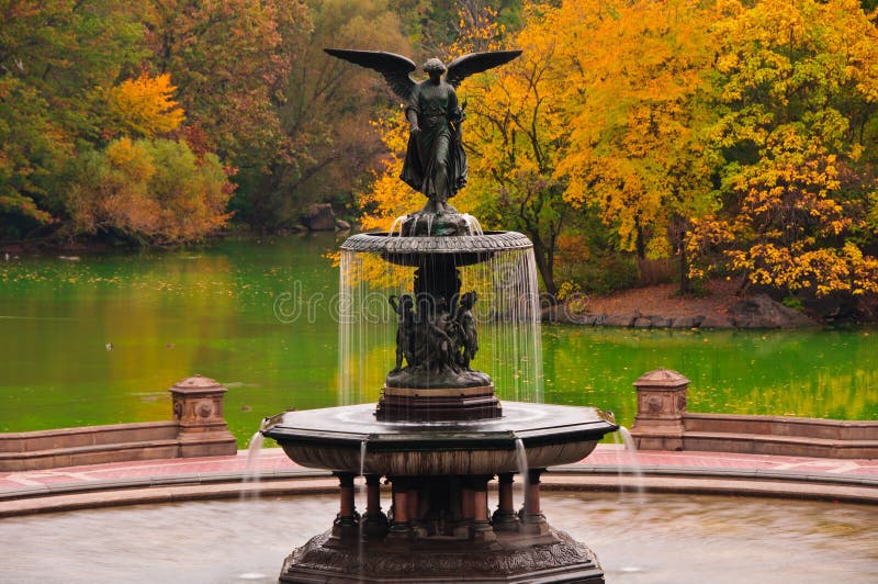 Colores de la caída en la fuente de Bethesda en Central Park.