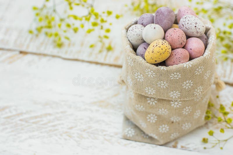 Colores en colores pastel multicolores de los huevos de Pascua de las codornices del caramelo de chocolate los pequeños en la tab fotos de archivo Colores en colores pastel multicolores de los huevos de Pascua de las codornices del caramelo de chocolate los pequeños en la tab fotos de archivo