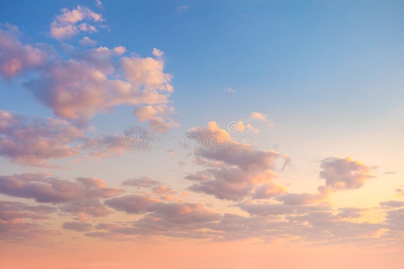 Colores suaves de nubes del cielo fondo en la hora del amanecer