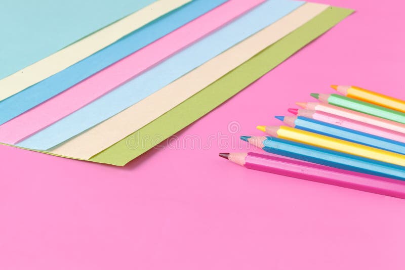 Colorez le papier et le stylo sur le fond rose, concept créatif photos stock Colorez le papier et le stylo sur le fond rose, concept créatif photos stock