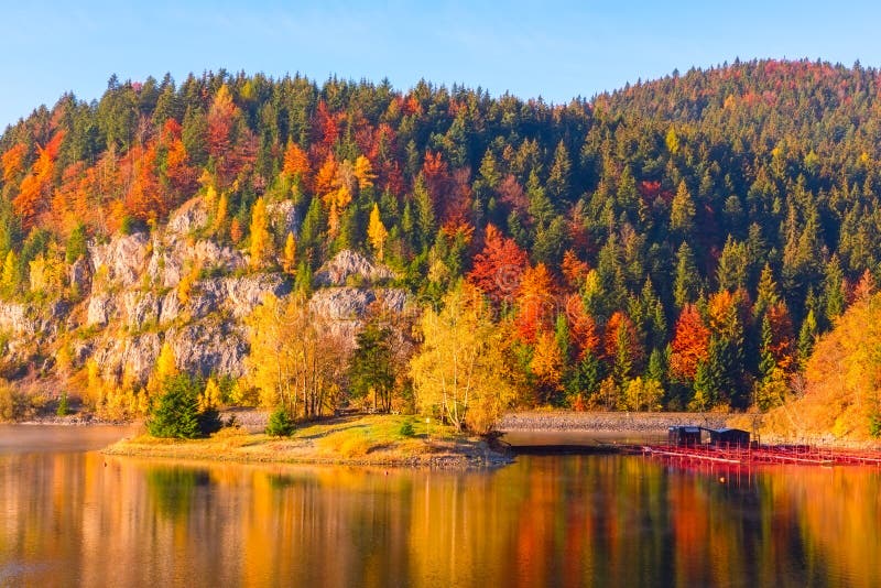 Farebná jesenná horská krajina s odrazom vo vode