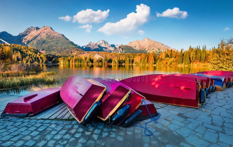 Farebný jesenný pohľad na Štrbské pleso. Nádherná večerná scéna Národného parku Vysoké Tatry, Slovensko, Európa. Krása prírody