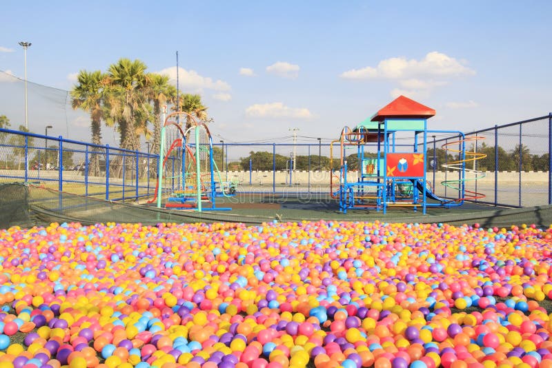 Bolas Coloridas Para O Jogo De Crianças No Campo De Jogos Foto de Stock -  Imagem de playground, esfera: 77048584