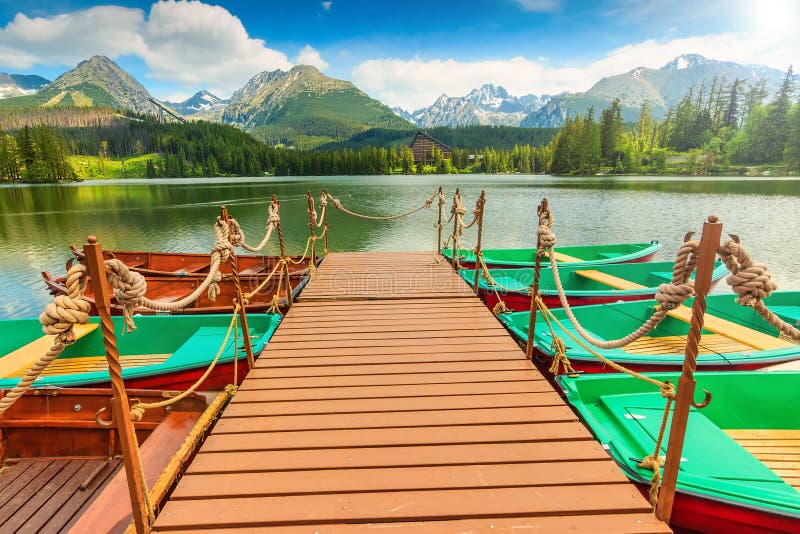 Barevné lodě, molo a krásné horské jezero, Štrbské Pleso, Slovensko